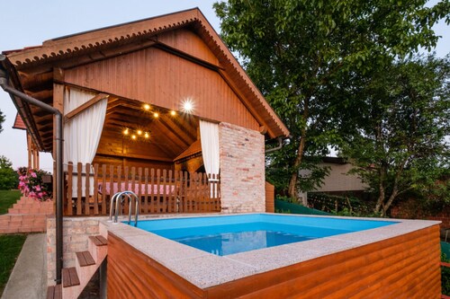 Rustic Cottage With Heated Pool