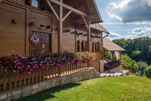House | 4 bedrooms, Internet - Rustic Cottage With Heated Pool (Velika Gorica)