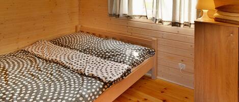 Casa | 2 habitaciones, muebles diferentes y tabla de planchar con plancha