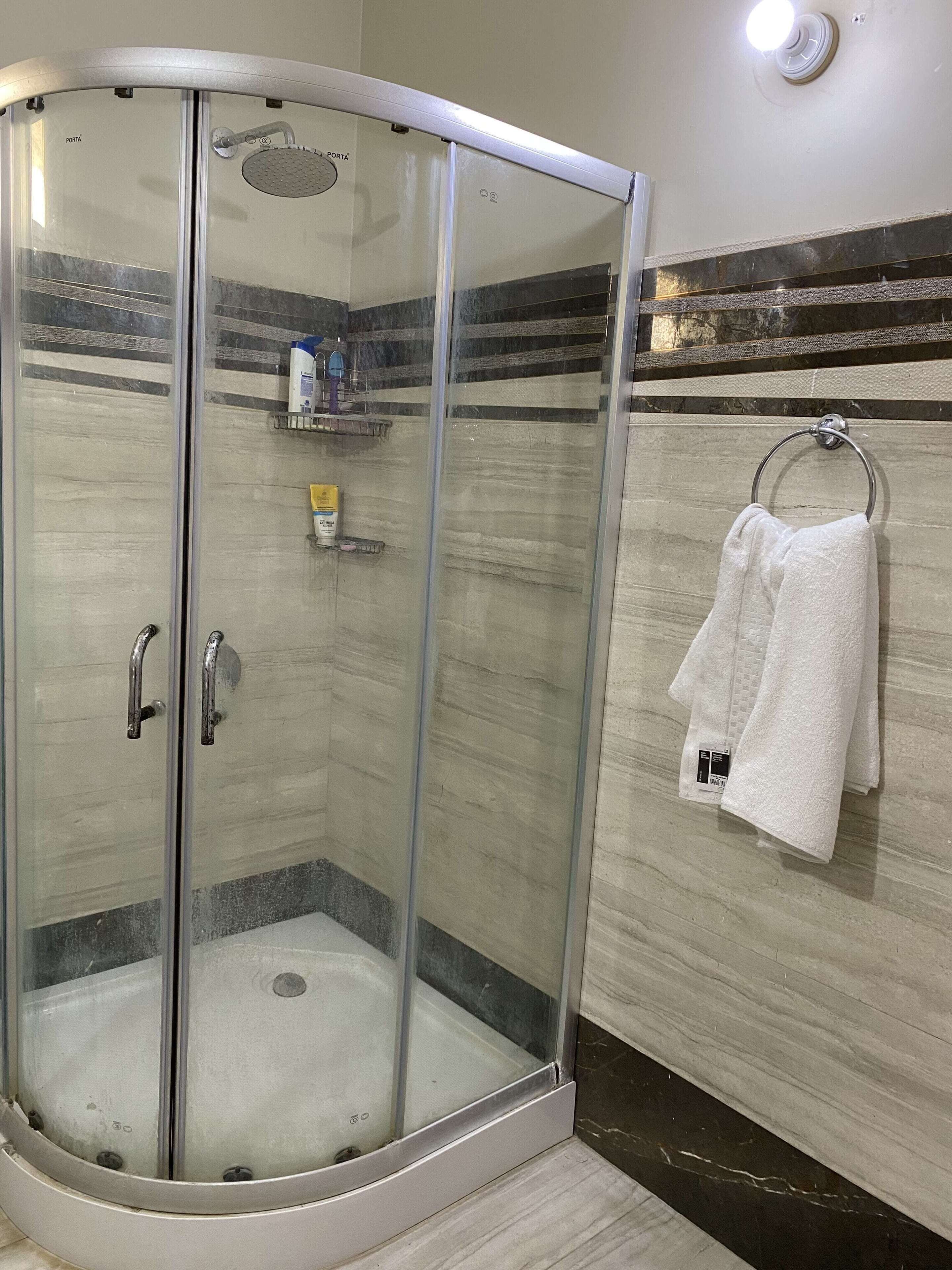Douche, sèche-cheveux, bidet, serviettes fournies