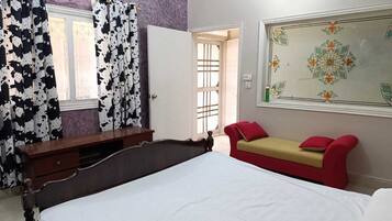 3 bedrooms, iron/ironing board, WiFi, bed sheets