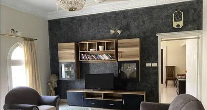 Charming 3-BR Haven with WiFi, AC in Central Karachi