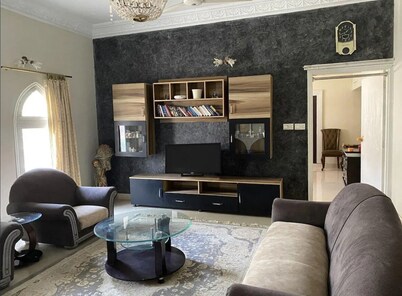 Charming 3-BR Haven with WiFi, AC in Central Karachi