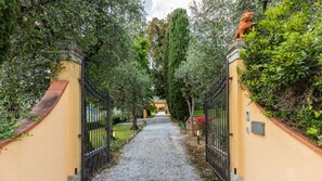 Front of property - VILLA CERRETA (Massa e Cozzile)