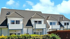 A row of two-story houses with pitched roofs and dormer windows. - Apartment, Zingst (Zingst)