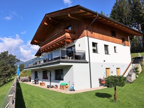 A two-story building with a balcony, a wooden roof, and a white exterior. - Apartment in Mittersill Near Hohe Tauern (Mittersill)