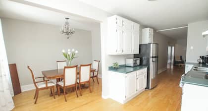 Apartment in the downtown area. Close to shopping and restaurants.
