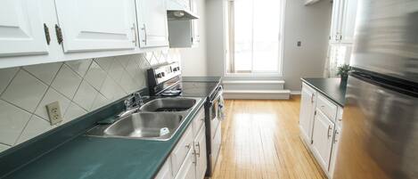 Kylskåp, mikrovågsugn, ugn och spishäll