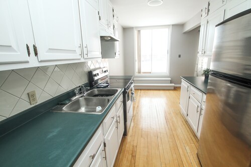 Apartment in the downtown area.  Close to shopping and restaurants. 