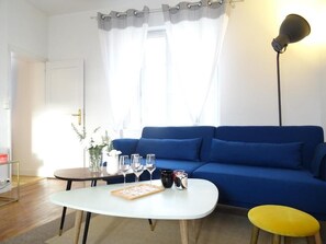 Duplex | Living area | 100-cm flat-screen TV with satellite channels, TV - Le Duplex - A 10 minutes de Disneyland (Montevrain)