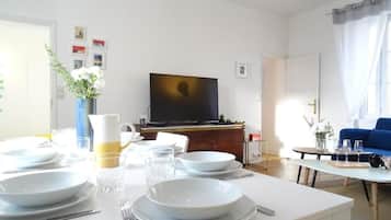 Maisonnette | Woonruimte | Een 100-cm flatscreentelevisie met satellietzenders en televisie