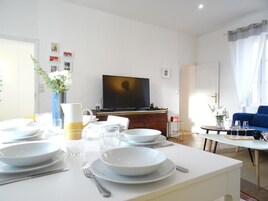 Appartement Duplex | Coin séjour | Télévision à écran plat de 100 cm avec chaînes par satellite, télévision