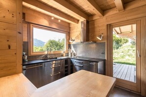 Kjøleskap, mikrobølgeovn, ovn og oppvaskmaskin