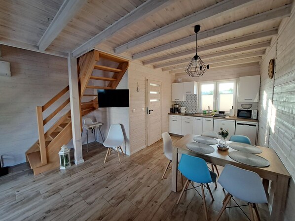 Hus | Eget kjøkken | Vannkoker, brødrister og høy barnestol