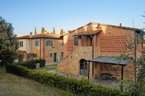 A stone building with a patio area, a covered seating area, and a staircase leading to an upper level. - Agriturismo Castellare Di Tonda Resort & Spa, Montaione (Montaione)