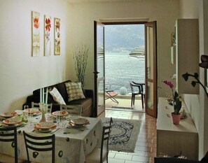 Apartment | Living room - Apartment on Lake Como With Stunning Views (Lezzeno)