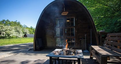Dalwhinnie, Off-Grid Cabin in Woods: Dalwhinnie. Pet Friendly!