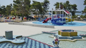 Ein Wasserpark mit Rutschen und Spielbereichen.