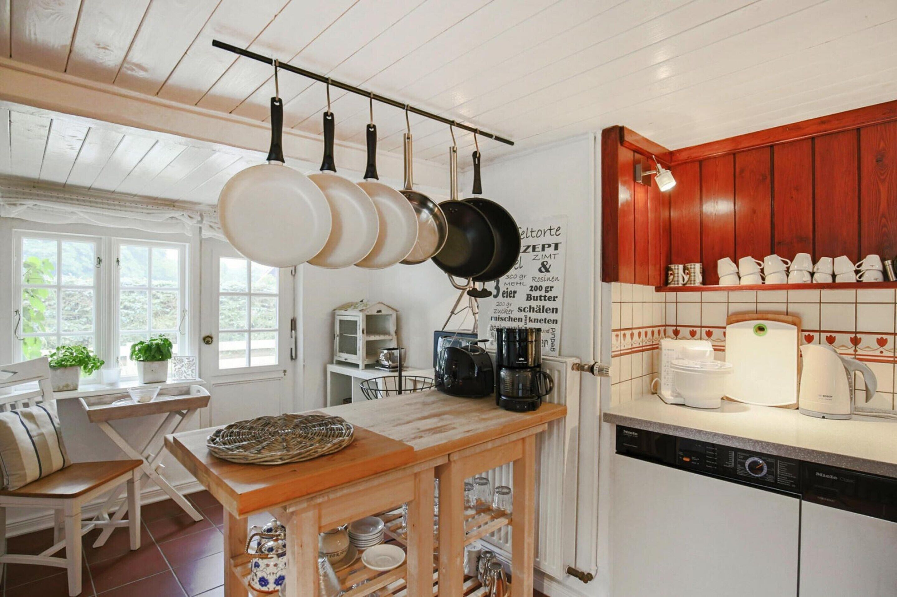 House | Private kitchen | Electric kettle, toaster, highchair