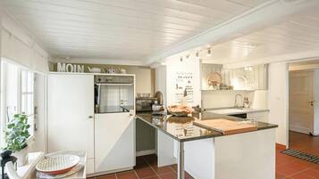 House | Private kitchen | Electric kettle, toaster, highchair