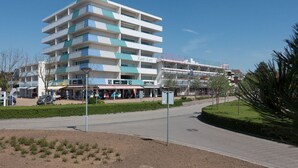 A multi-story building with a modern design, featuring a mix of white and blue colors. - Ferienwohnung, St. Peter-ording (St. Peter-Ording)