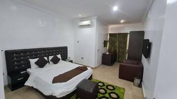 Family Room, Balcony, City View | Meja, ruang kerja komputer riba, Wi-fi percuma