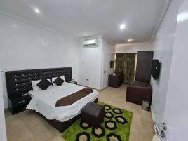 Family Room, Balcony, City View | Desk, laptop workspace, free WiFi