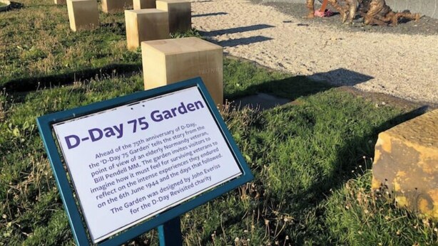 A sign for the D-Day 75th Anniversary Garden with a view of the beach and sculptures. - Un Séjour Nature au Coeur de L'histoire (Nonant)