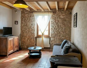 Televisión, chimenea, reproductor de DVD, mesa de ping pong