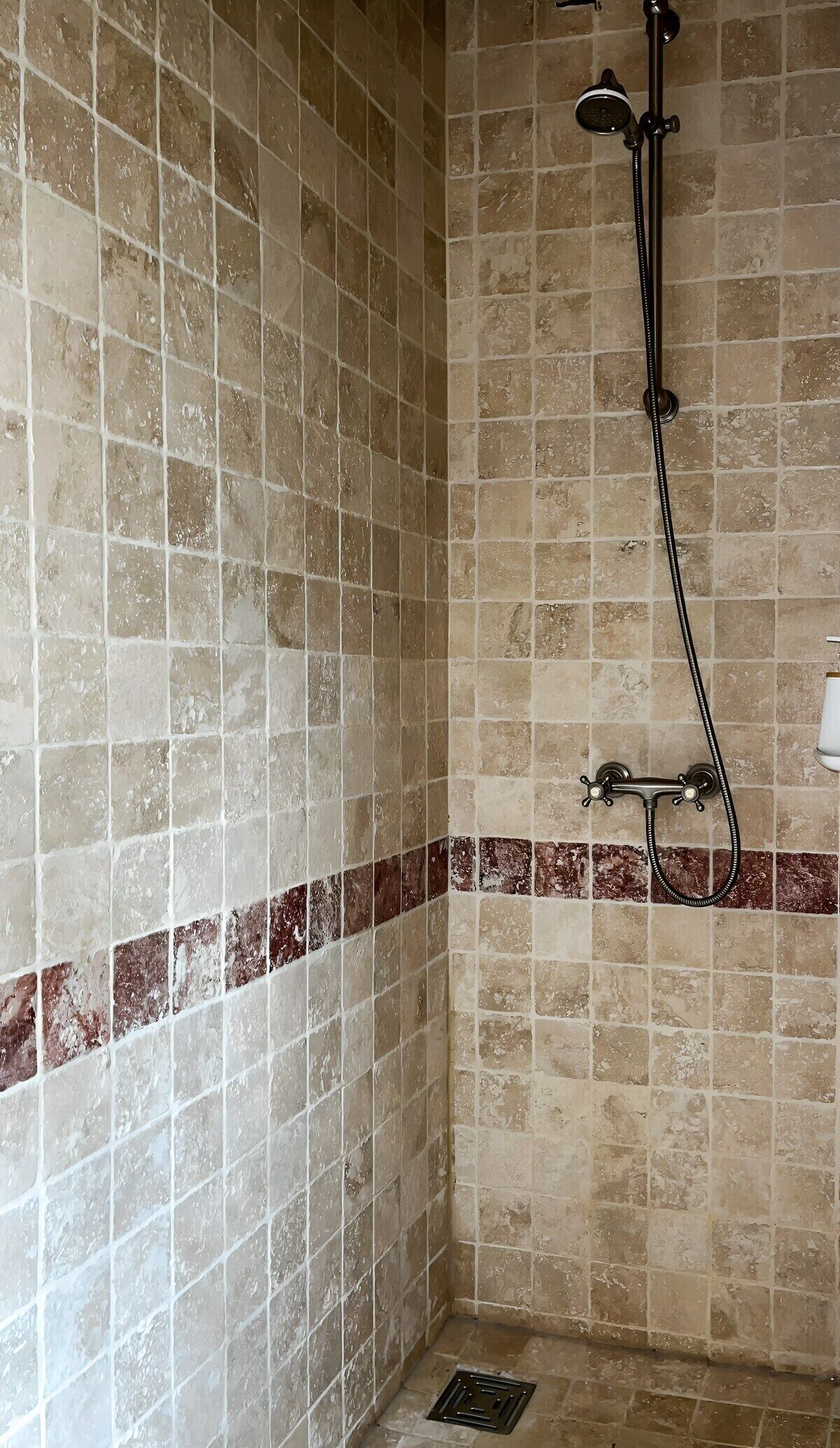 Een douche, een haardroger, handdoeken, zeep