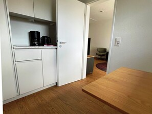 Appartement | Cuisine privée | Bouilloire électrique, grille-pain, chaise haute