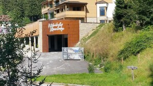A building with a sign reading "Kitzbüheler Alpenlodge". - Kitzbuhel Alpine Lodge With Private Infrared Sauna (Mittersill)