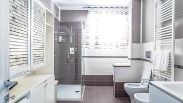 Dusche, Haartrockner, Bidet, Handtücher