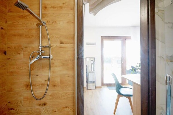 Un intérieur en bois avec une douche et vue sur un espace repas.
