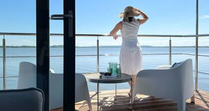 Luxury Houseboat for 3 People, by the sea