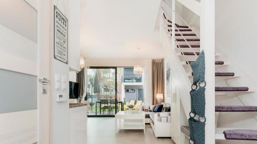 带花园和夏季泳池的舒适度假屋