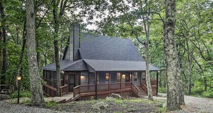 Charming 3-bedroom house with hot tub and large deck