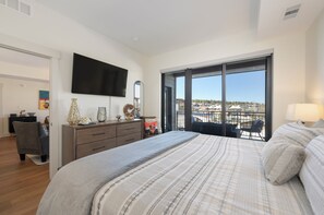 2 bedrooms, iron/ironing board, WiFi, bed sheets - New 2BD/2BA Condo - in Winter Park! Walk to restaurants & steps from bus line! (Winter Park)