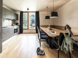 Chalet | Cocina privada | Placa de cocina y trona infantil