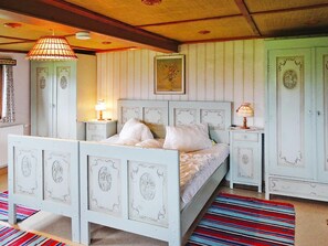 House | 5 bedrooms, bed sheets