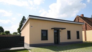 A modern two-story building with a flat roof and a beige facade. - Ferienhaus am Rande der Lewitz (Lüblow)