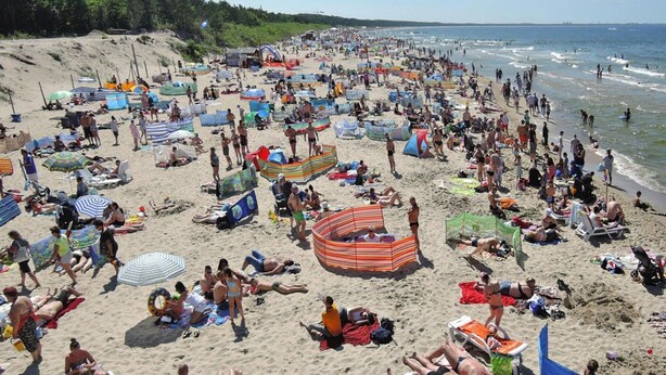 A crowded beach with numerous umbrellas and sun loungers. - Comfortable Apartment in Miedzyzdroje (Miedzyzdroje)
