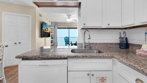 Condo, 1 Katil Raja (King) dengan Katil Sofa (Sundunes 162) | Dapur peribadi