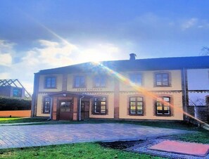 Un bâtiment avec une enseigne indiquant « HAUS OLIVER » et une façade en briques.