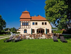 A two-story building with a sign reading "CHEVAL BLANC". - Ferienhaus Nahe Schlosshotel Wendorf Golf (Kuhlen-Wendorf)