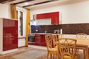 Casa | Cucina privata | Bollitore elettrico, tostapane, seggiolone