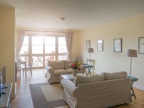 House | Living area - Ferienwohnung mit Kamin im Gut Ulrichshusen (Moltzow)