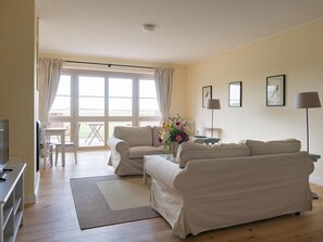 House | Living area - Ferienwohnung mit Kamin im Gut Ulrichshusen (Moltzow)