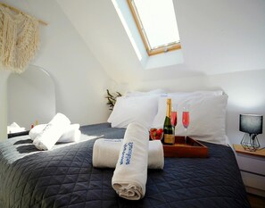 2 habitaciones, muebles diferentes y ropa de cama 