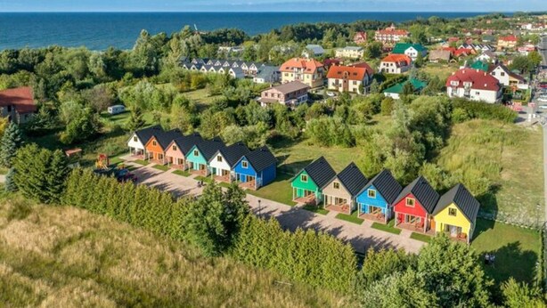 En kystlandsby med farverige huse og udsigt til havet.